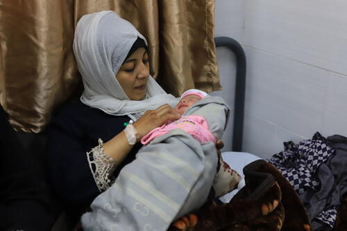 السيدة منى درنة تحمل مولودها الجديد في المستشفى الإماراتي، رفح، غزة. السيدة منى درنة تحمل مولودها الجديد في المستشفى الإماراتي، رفح، غزة.