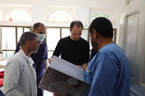 الرئيس الدولي لأطباء بلا حدود خلال زيارته لليمن الرئيس الدولي لأطباء بلا حدود خلال زيارته لليمن