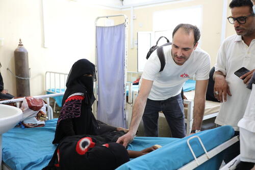 الرئيس الدولي لأطباء بلا حدود خلال زيارته لليمن الرئيس الدولي لأطباء بلا حدود خلال زيارته لليمن