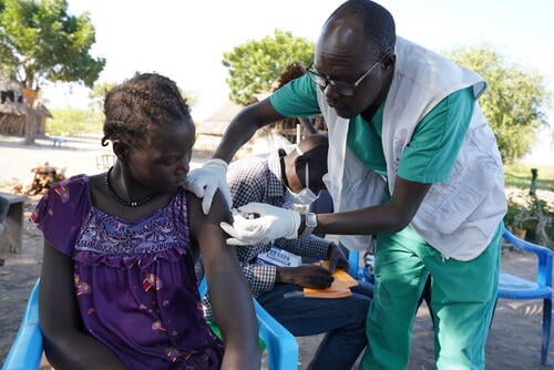 MSF nursing team supervisor administers hepatitis E vaccine MSF nursing team supervisor administers hepatitis E vaccine