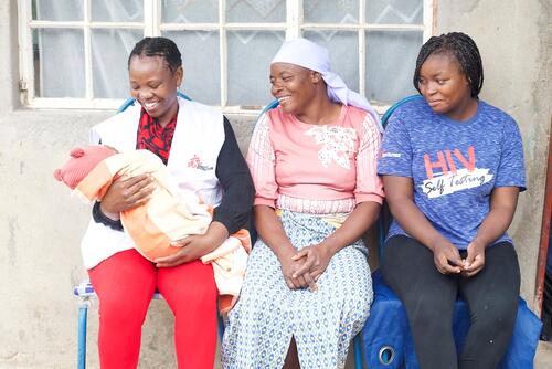 Marvellous Nzenza with her mother Jacqueline and MSF social worker Relative Chitungo Marvellous Nzenza with her mother Jacqueline and MSF social worker Relative Chitungo