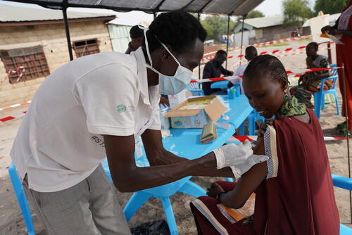 MSF staff administers the hepatitis E vaccine MSF staff administers the hepatitis E vaccine