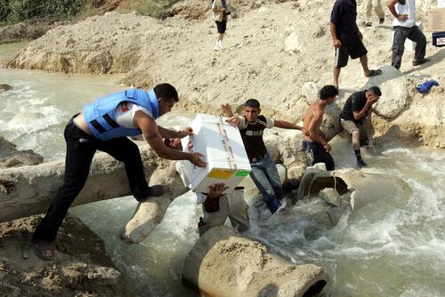 Journalists and MSF staff transporting medical suppllies